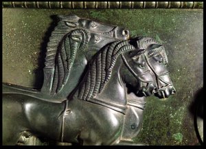 Testa di un cavallo da una quadriga (dettaglio del fregio attorno al collo del Vaso di Vix)
