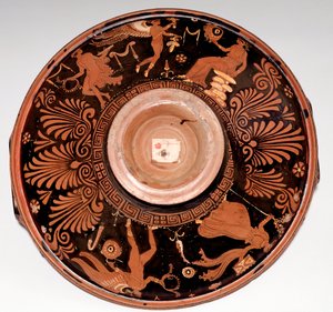Patera con menade ed Eros (terracotta, 325-300 a.C.)