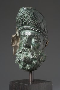 Beccuccio di vaso a forma di testa di Eracle