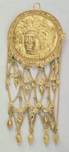 Pendente con la testa di Atena Parthenos (oro e smalto) da Greek School