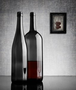 Elegante natura morta con vino da Greg Brave