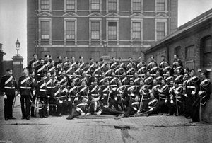 Sottufficiali delle 1st Life Guards presso le caserme di Knightsbridge, Londra, 1896 da Gregory and Co