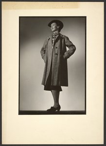 [Donna che modella il cappotto] da Günther Krampf
