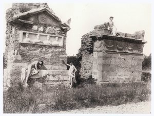 Ragazzi tra le tombe (foto)