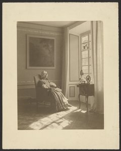 [Interno con donna seduta in costume] da Guido Rey