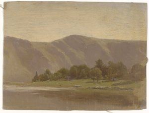 Fiume ai piedi di una montagna