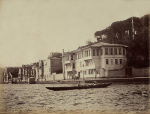 Edifici lungo la Baia di Tarabya, sul Mar di Marmara, Turchia da Guillaume Berggren