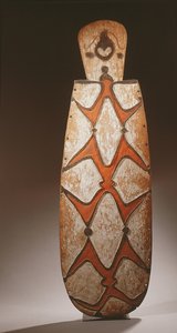 Scudo ovale Asmat, intagliato in rilievo con figure stilizzate, una maschera in cima da Guinean New