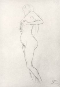 Ragazza nuda in piedi che guarda in alto