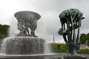 Fontana e scultura "Ragazza su un albero" nel Parco Frogner, Oslo, Norvegia da Gustav Vigeland