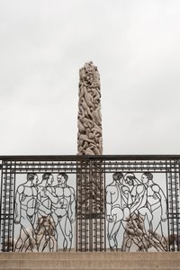 Cancelli in ferro battuto Uomini Nudi e il Monolite delle Persone in granito nel Frogner Park, Oslo, Norvegia da Gustav Vigeland