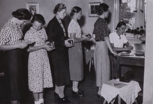 Giovani donne nel Terzo Reich: Wir Arbeitsmaiden, Noi le fanciulle lavoratrici (foto in bianco e nero) da Gustav von Estorff