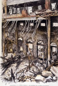 Vigili del fuoco che lavorano tra le rovine della sala dell