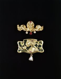 Una spilla Art Nouveau di Gustave-Roger Sandoz, e una spilla Art Nouveau in metallo sagomato con plique a jour e una perla pendente, spilla color oro e pietre preziose da Gustave Roger Sandoz
