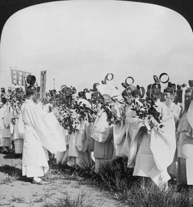 Sacerdoti shintoisti in una processione funebre per le vittime di Hitachi Maru, Tokyo, Giappone da H. C. White