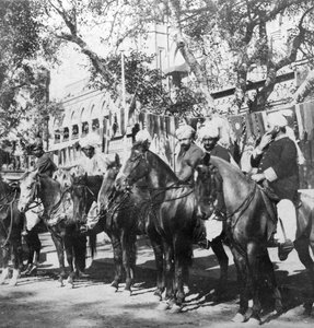 Cavalieri Punjabi fuori dalla stazione ferroviaria di Delhi, India, anni 1900 da H. Hands and Son