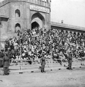 Spettatori alla Jumma Masjid, Bangalore, India, 1900 da H. Hands and Son