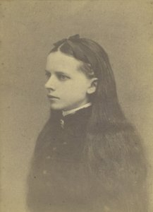 Ragazza senza titolo con capelli lunghi da H. S. Heath