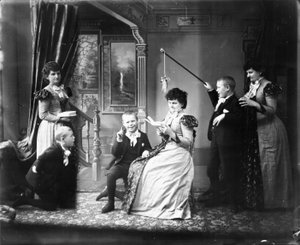 Hannah Maynard e suo nipote Maynard McDonald in diverse pose in una foto composita, c.1895 (foto in bianco e nero) da Hannah Maynard