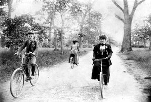 Maynard MacDonald e sua nonna, Hannah Maynard, in bicicletta nel Beacon Hill Park, Victoria, c.1895 (foto in bianco e nero)