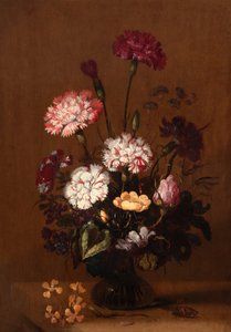 Natura morta di garofani, rose e ciclamini in un vaso di vetro su un davanzale di pietra con una cavalletta da Hans Bollongier