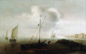 Una barca da pesca, con la bandiera olandese, vela abbassata, vicino alla riva, una figura sulla barca, con un impermeabile giallo, manovra la vela