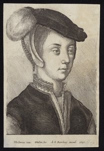 Giovane donna con cappello con piuma