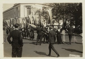 La polizia sequestra gli striscioni delle suffragette prima che raggiungano il Senato degli Stati Uniti da Harris & Ewing