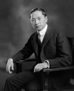Vi Kyuin Wellington Koo (1887-1985) diplomatico cinese, foto di Harris & Ewing c. 1925