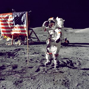 Cernan saluta la bandiera, 1972 da Harrison Schmitt