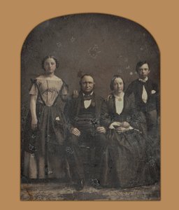 Ritratto di gruppo di una famiglia non identificata da Harrison and Hill