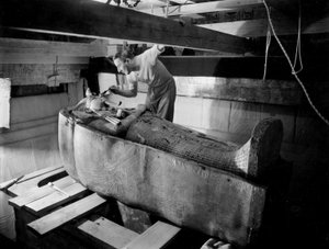 Scoperta della tomba del faraone Tutankhamon nella Valle dei Re (Egitto): nella camera funeraria, Howard Carter lavora sul coperchio del secondo sarcofago, ottobre 1925, foto di Harry Burton