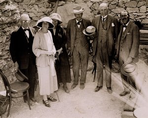 Howard Carter (1873-1939) e un Gruppo di Europei Accanto agli Scavi della Tomba di Tutankhamon, Valle dei Re
