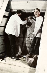 Howard Carter e un collega che scavano una tomba nella Valle dei Re, Egitto, 1922