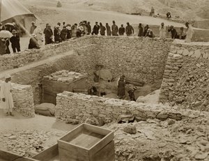 Lord Carnarvon (1866-1923) Lady Evelyn Herbert e Howard Carter (1873-1939) alla tomba di Tutankhamon, Valle dei Re da Harry Burton