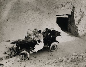 La prima visita di Lord Carnarvon alla Valle dei Re: Lord Carnarvon (1866-1923) e il suo gruppo in automobile da Harry Burton