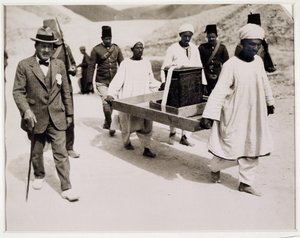 Rimozione del Santuario Dorato dalla Tomba di Tutankhamon, Valle dei Re da Harry Burton