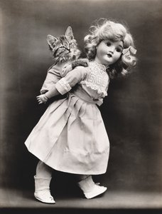 Serie dei gattini: Cavalcare con una bambola, 1914 circa (stampa all