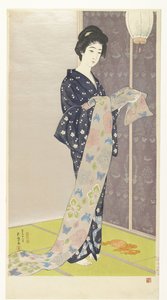 Giovane donna in un kimono estivo
