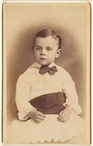 [Bambino non identificato che indossa un papillon, seduto]. da Hastings and White and Fisher