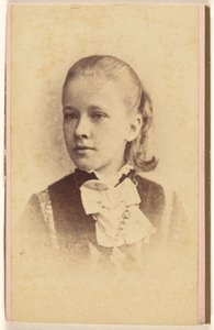 [Ragazza non identificata, stampata in stile vignetta]. da Hastings and White and Fisher