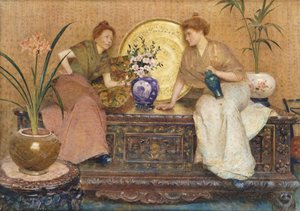 Due signore sedute su un baule accanto a un vassoio di Cairo Ware e un vaso di fiori da Hector Caffieri