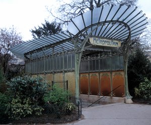 Una bocca di stazione della metropolitana realizzata da Hector Guimard, Parigi