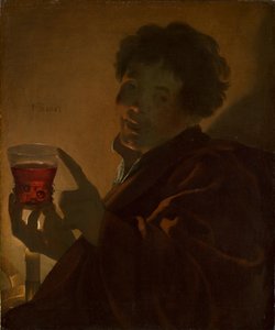 Ragazzo con un bicchiere di vino