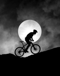 Ciclista di mountain bike al chiaro di luna da Hengki Lee