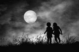 Sagome al chiaro di luna che camminano da Hengki Lee