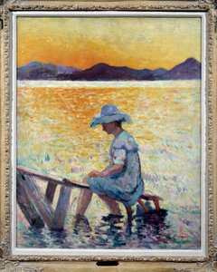Saint Tropez, tramonto. Una donna seduta con i piedi nell