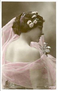 Donna con sciarpa rosa