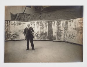 Claude Monet con la sua tavolozza davanti al suo lavoro 