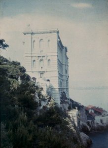 Edificio fortificato elegante sul Golfo di Monaco da Henri Chouanard
